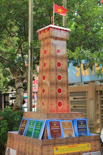 ມອບລາງວັນການສອບ ເສັງ“ຊອກຮູ້ 60 ປີແຫ່ງ ວັນປົດປ່ອຍນະຄອນ ຫຼວງຮ່າໂນ້ຍ“